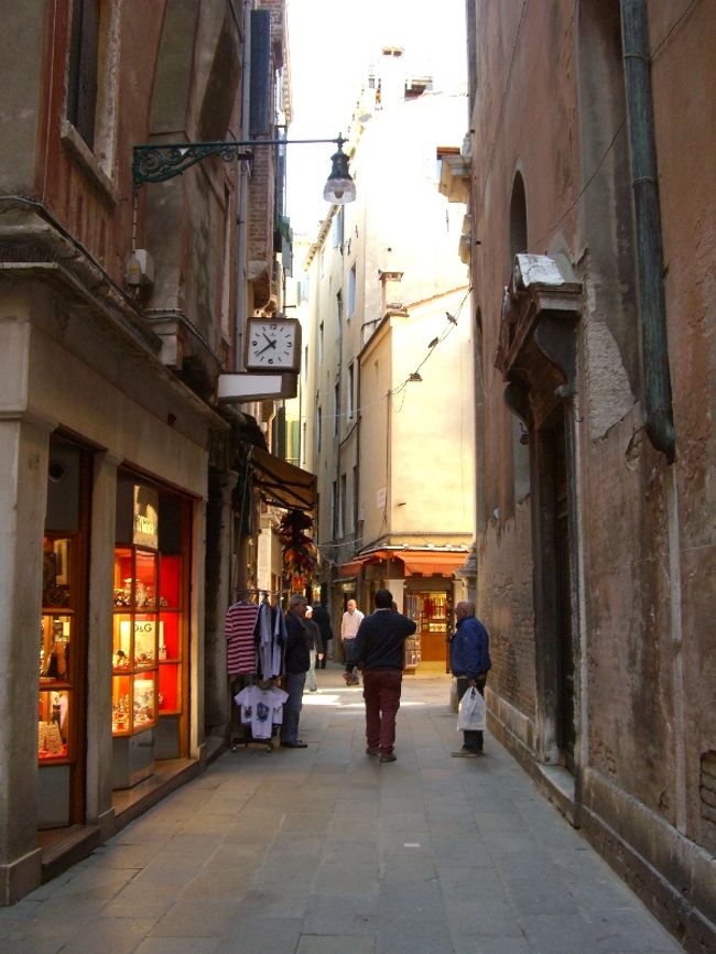 ベネチアの裏通りです。建物の間が狭くお店がたくさん連なっています。<br />とても素敵な街並みです。時間が合ったら是非回ってみることをお勧めします。