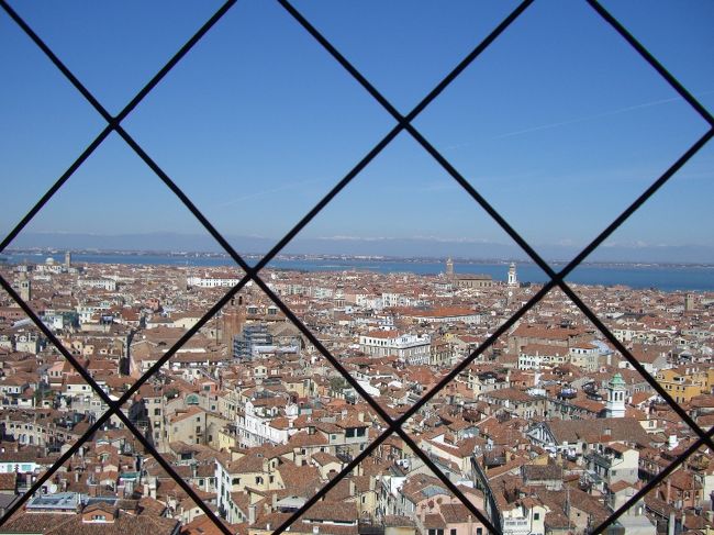 大鐘楼に登りました。<br />ベネチアの街が一望できます。<br />とってもいい景色です。