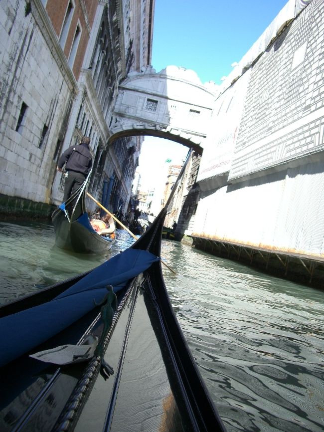 ゴンドラに乗りました。<br />狭い水路を上手にコントロールして進んでいくんですよ。名人芸ですね。<br />今回は、カンツォーネを聞きながらの優雅な遊覧でした。