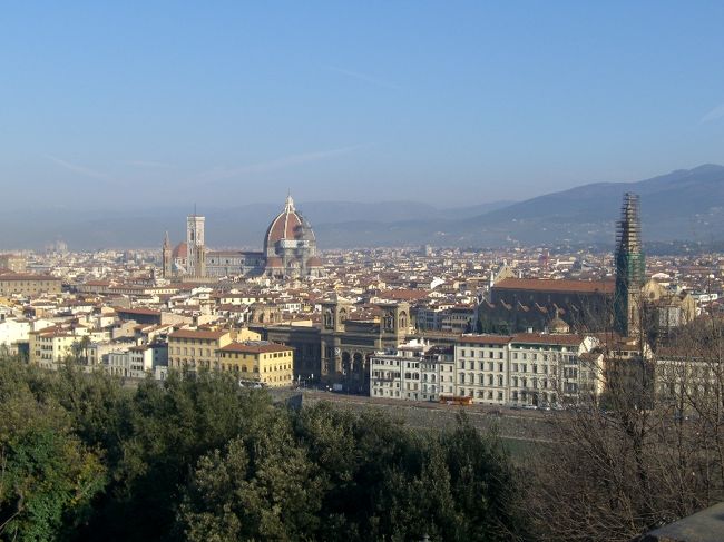 ミケランジェロ広場からフィレンツェの街を一望できます。<br />朝早かったため、周りには観光客もおらず景色を堪能することが出来ました。<br /><br />冷静と情熱のあいだの舞台になった街。旅行が終わって改めてDVDで見ましたが、見た場所が出てくると感激しますね。