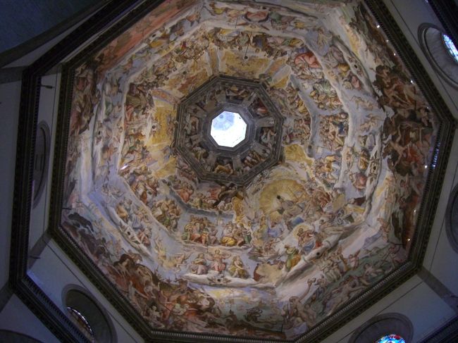 ドゥォモ天井の絵<br /><br />当時の人はどうやって描いたんでしょうか？<br />あれだけ高い天井に足場を組むのも大変だったはず。