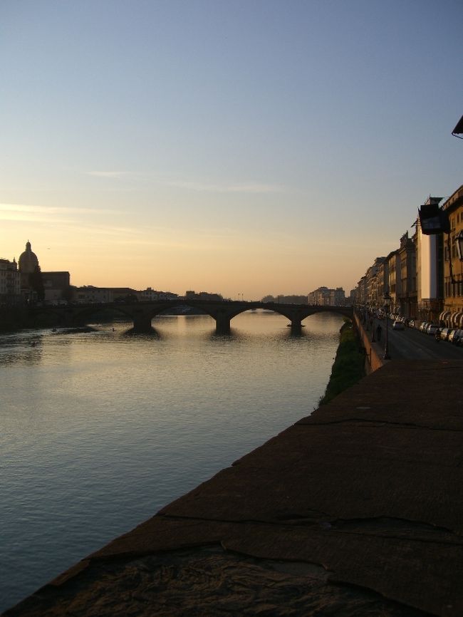 フィレンツェの夕暮れ。<br />空の青、地平線のオレンジ、橋のシルエットがなんともロマンチックな感じです。