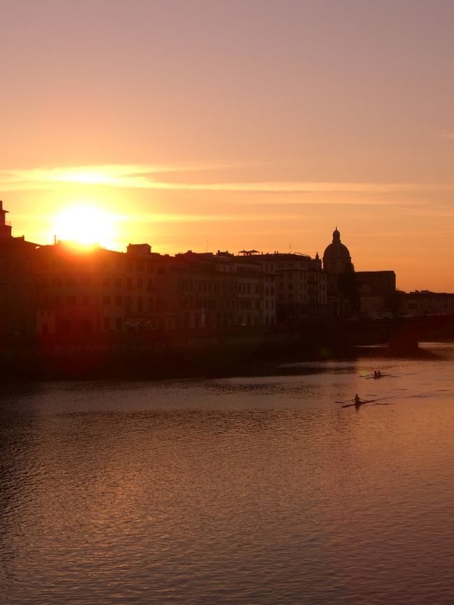 先ほどの写真もそうですが、夕暮れや夕日が良く似合う街です。<br />何の写真をとっても絵になります。<br />こんな景色を毎日見れるイタリア人がうらやましい。