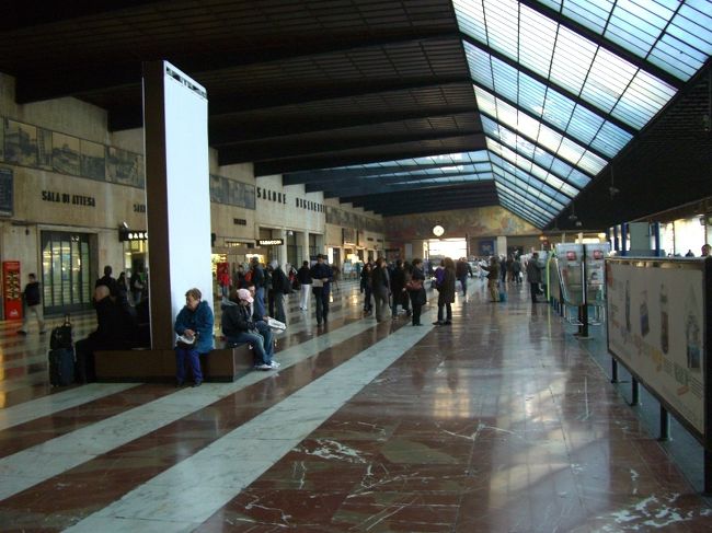 3月14日フィレンツェのサンタ・マリア・ノヴェッラ中央駅からローマに向かいます。<br />日本の駅とはやはり雰囲気が違います。<br />それにしても駅内部が薄暗い。なぜなんでしょうかね。