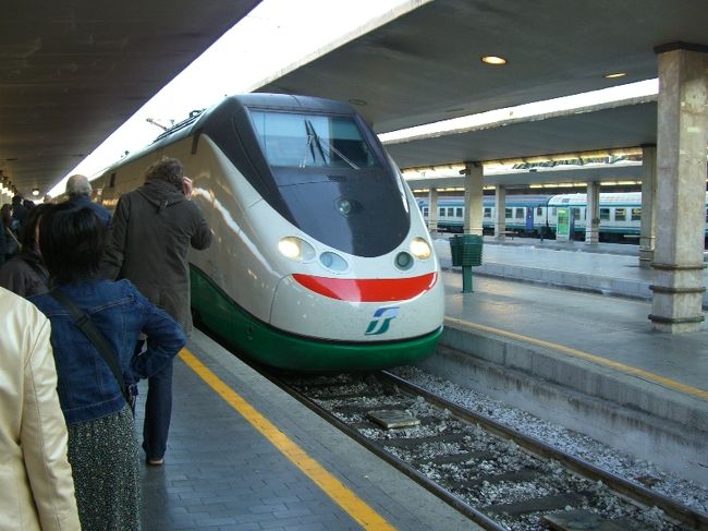 今回このユーロスターに乗りました。<br />席はゆったりしていますが、対面席です。