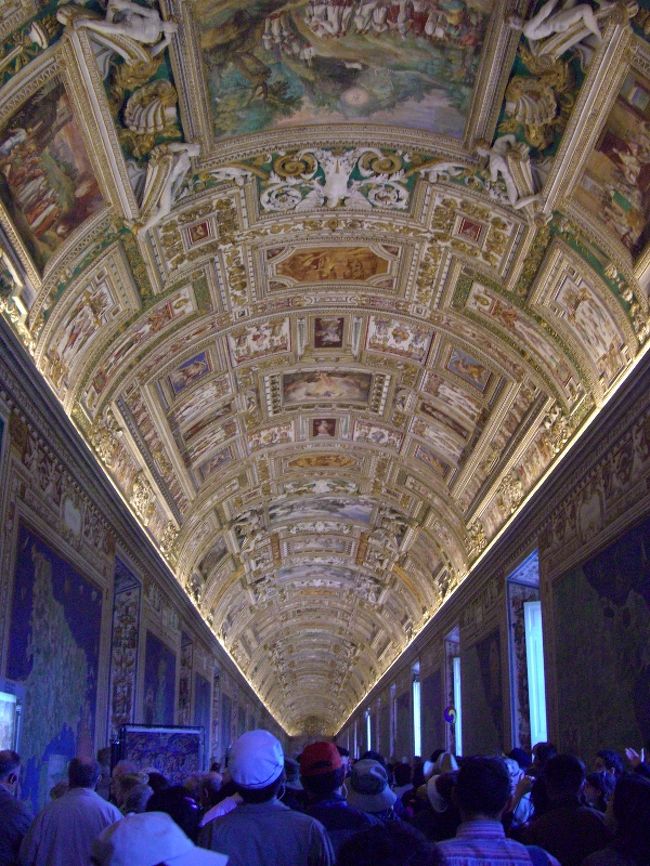 バチカン美術館の中の様子です。<br />天井に描かれた絵が続いています。<br />多くの美術品や絵画が展示されており、1日では見切れないほどの広さです。<br />美術鑑賞をしたい方は1日以上時間を取ることをお勧めします。<br />この日は運よくすぐ入場することが出来ました。次の日見たら同じ時間でも、もの凄い長蛇の列。夏場並ぶのはつらそうです。これから行く方は要注意です。