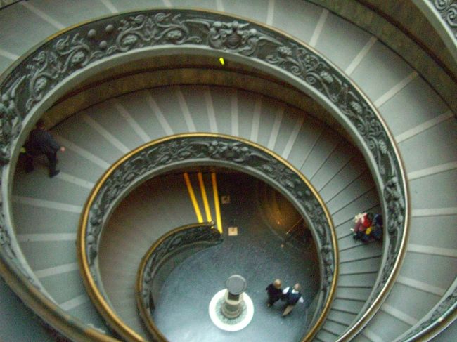 美術館内部の螺旋の階段です。