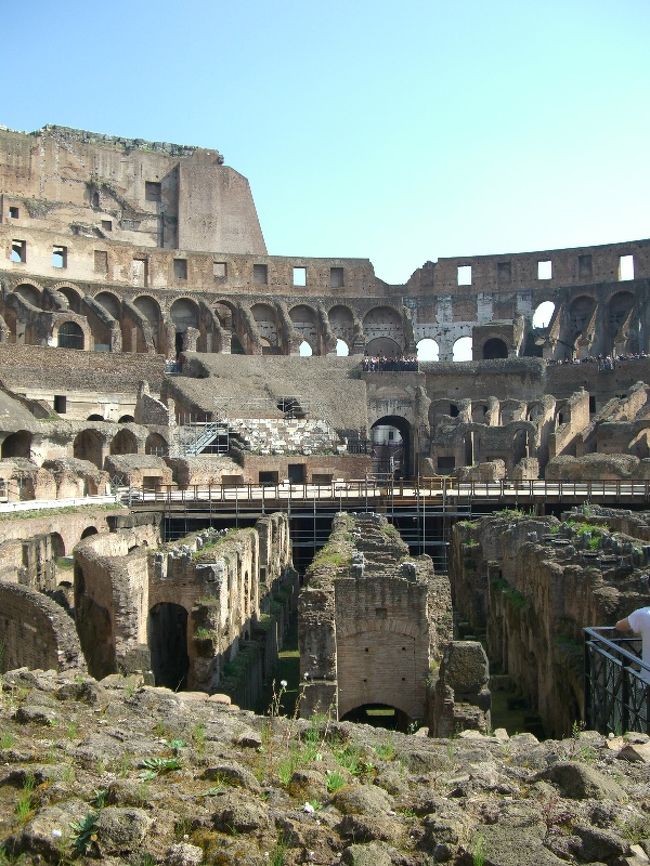 コロッセオ内部<br /><br />こんな大きな物を作るなんて、当時の人はすごい！