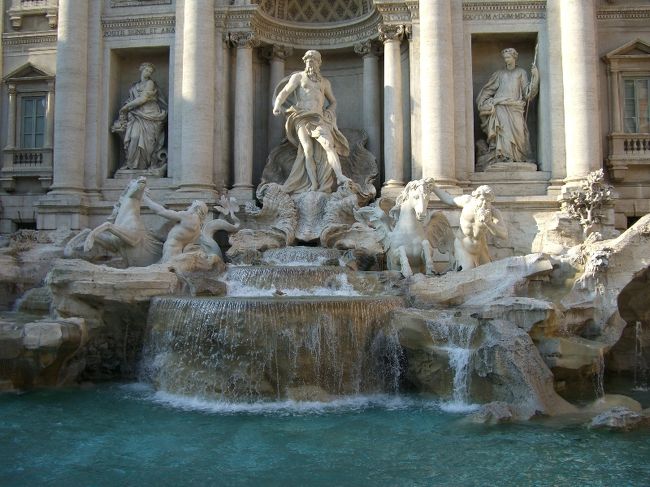 もちろんコインを投げ入れてきました。<br />1枚！。またローマに訪れる事が出来ますように。