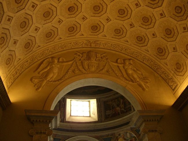 天井壁面に描かれた絵。<br />そう、絵なんです。<br />凹凸があるように見えますが平らな壁に描かれた絵なんですよ。