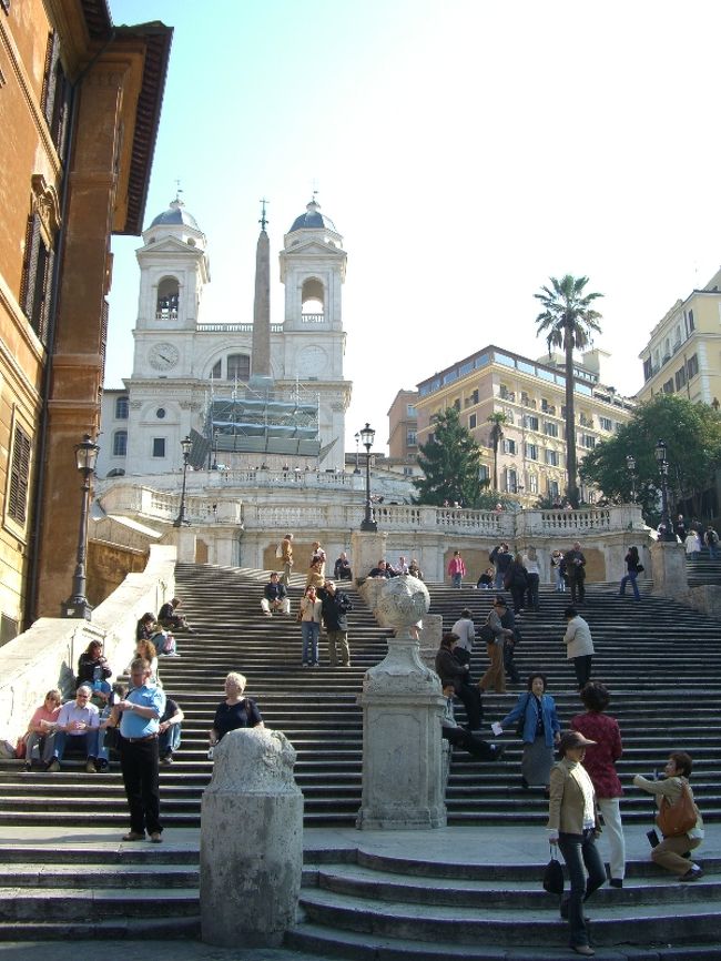 ローマの休日で有名なスペイン広場です。<br />朝早かったこともあり、観光客はあまり居ません。