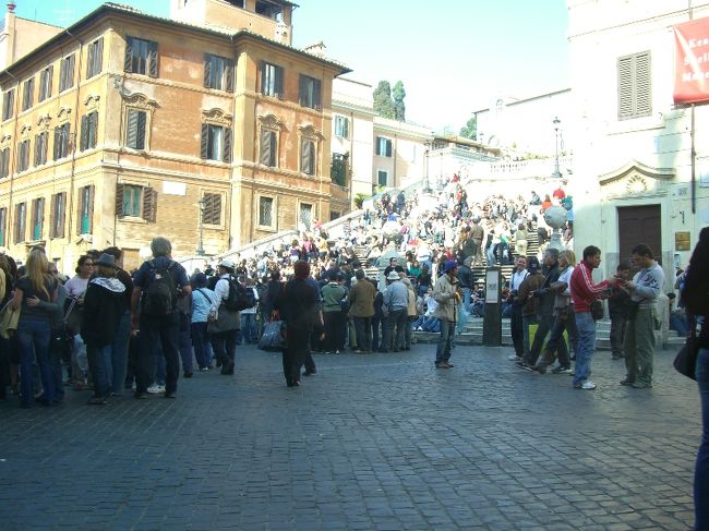 観光帰りにタクシーからスペイン広場を取った写真です。<br />朝来たときは殆ど人が居なかったのに、午後になると大勢居ます。