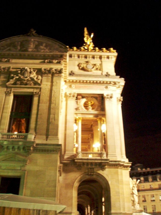 シャルル・ド・ゴール空港に夕方到着してロワシーバスに乗りオペラへ<br />