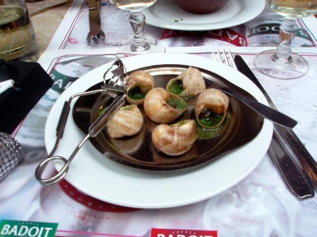 オペラ通りで友達と後輩に会い、食事をすることに。<br />日本時間午前2時半、エスカルゴを食べました・・・ついでにラムのステーキも