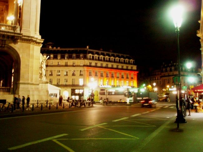 ホテルに泊まっている友達たちとは分かれてバスティーユに住む友達のところへ向かいました。<br />２９番のバスを待っています。