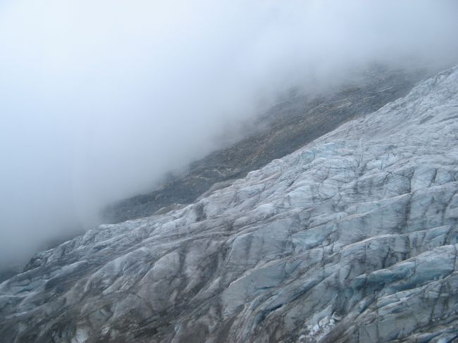 レンクフルー展望台から見る　氷河<br /><br />朝8時半ツェルマット発の電車に乗り込み、<br />サースフェーには10時過ぎ着。<br /><br />ホテルベルモントのエレクトロカーに迎えに来てもらい、チェックイン。<br /><br />お昼12時、ゴンドラでレンクフルーへ。<br />上がってすぐは氷河が見られたが、すぐに霧で<br />視界ゼロ状態に・・・<br /><br />グレイシャーブルーが少しは見られた、かな。<br />天気が良ければもっときれいなブルーが輝いているのだろうか。