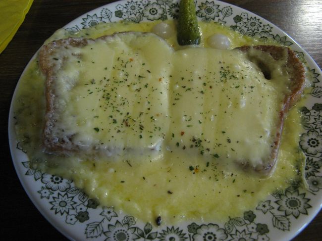 ケーゼシュニッテ<br /><br />レンクフルー展望台から下りの途中駅シュピルボーデンのレストラン。<br />天候好転を期待して、暖かいものでも食べながら休憩。<br /><br />このケーゼシュニッテは、後にインターラーケンで食べたものより格段においしかった！<br />パンが何やらしっとり味つきで、チーズも絶妙。<br />ハム・たまご付きも食べてみたかった〜<br /><br />ここのトマトクリームスープもおいしかったです。<br /><br />