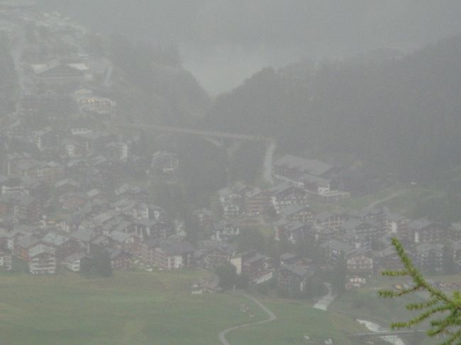 しばらくシュピルボーデンで天候待ちしていたけれど、<br />あまりよくならないまま、見切り発車。<br />シュピルボーデンから、はるか下にかすむサースフェーの町を目指し、ハイキング出発・・・！<br /><br />レストランで、マーモット用エサが売られている。<br />しかしこの日は、レストランのおねぇさんいわく、<br />マーモットも天候が悪くて穴に入ってしまっているだろう、とのこと。<br /><br />道すがら、マーモット君達の巣穴を横目にトコトコと山を下った。<br />会いたかったな、野性のマーモットクンたち！<br /><br />途中で、雷鳴が響きわたり、体も靴も全部ぐちょぐちょになってしまった。<br />また、簡単なはずの道のりも、ちょっと右往左往してしまい・・・<br />下山に予定以上の時間がかかった。<br /><br />