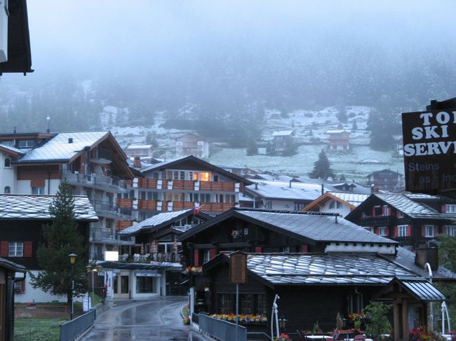 朝　一面の雪景色<br /><br />昨日のハイキングは相当大変だった。<br />ものすごく寒かった。<br /><br />ライゼケペック（荷物配送サービス）で、ツェルマットから、ここの次の予定地グリンデルワルトに送ってしまっていたため、<br />着替えが半そでしかなく・・・<br />靴も靴下も、びしょびしょのまま、ガタガタ震えながらなんとか夕食にありついたのでした。<br /><br />レストランに入ったとたん、停電で料理ができず<br />1時間待ったあげく、他のお店に行きました。<br /><br />そんな翌朝、起きてみるとこんな雪景色。<br />雨、雷、雪。<br />まだ薄暗い朝のサースフェーに、氷河が迫ってきていました。<br /><br /><br />いつかまた、快晴のサースフェーに来てみたい。