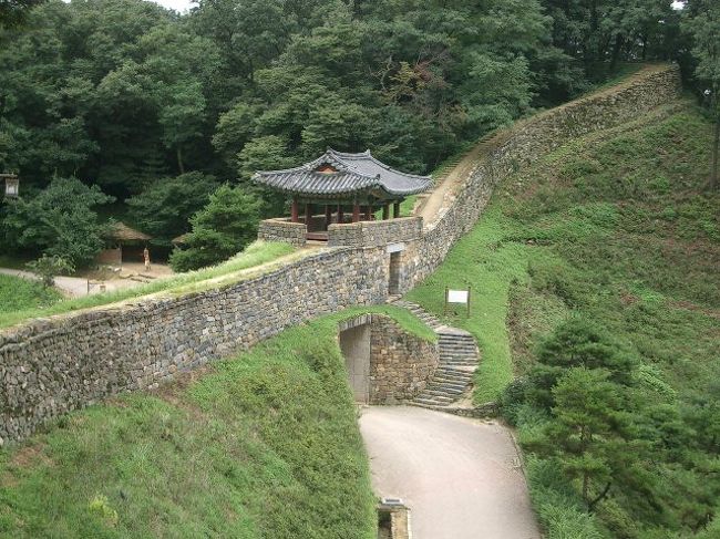 宋山里古墳群模型館から、トコトコと坂道をくだり、さきほどホテルを紹介してもらった、公山城のパーキングにある観光案内所の前にでます。<br /><br />もう、この時点で汗びっしょりですが、ここからが本番（？）。<br /><br />公山城は『城』って名前こそ残っていますが、石垣の内側の建築物はすべて失われ、面影を残すのは朝鮮時代に造られたという、丘陵をうねるように取り囲む石垣と、復元された城門のみです。<br />そのむかし百済の都、『熊津』が６３年間に渡ってここにあり、朝鮮時代も地方行政の中心地であったんだーと思うと、なんだか不思議です。<br /><br />いまでは、お年寄りがお孫さん連れでのんびり行き交う田舎町、といった雰囲気ですが。<br /><br /><br />