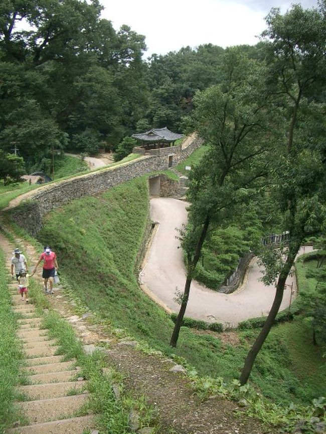 箱物が残っていないので、<br />「あ〜百済のお城だったんだな〜」<br />というよりは、<br />「あ〜なっげえ石垣だな〜。でもチョイ薄くない？負けるんじゃない？」<br />という感想。<br /><br />歩いている人達と比較してみてください。<br />そんなに、堅固な城壁とも思えないですよね？<br />昔はもっとすごかったのかなあ？？<br /><br />観光案内所のお姉さんに頂いた、公州市日本語パンフレットを読むと、本来は「土城」だったたとか。<br />朝鮮時代の、宣祖・仁祖の時に現在のような「石城」へ改築されたたんだそうです。<br /><br />じゃあ、百済のお城があったときは、この石垣ではなかったわけかー。<br /><br /><br /><br />