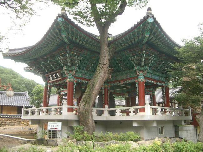 車は寺の前までは入れないらしく、タクシーは参道入口の大型パーキングで停車します。<br /><br />旧市街から、１９６００ウォン。<br />２千円チョイか。<br />思ったほどではなくて、ちょっと安心。<br />日本だったら、７〜８千円はしそう。<br /><br />さて、お寺まではチケットボックスを兼ねた山門からつづく道を、ひたすら歩きます。<br /><br />このパターンは、どっかで体験したような・・。<br /><br />