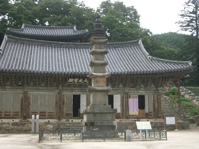 規模とが豪華さは、仏国寺のほうが断然、勝ってますけど。<br />雰囲気はよく似ています。<br />朝鮮半島の古刹っていうのは、こういうスタイルが主流なんでしょうか。<br />