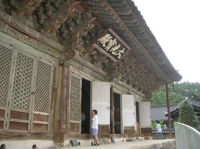 このお寺は、秀吉に燃やされた！とか、戦時中、日本軍に破壊された！などの表記がありませんが、大丈夫だったのかなあ？<br /><br />やつら、ソウルにまで行ってますからね、破壊されないまでも、人や物を略奪してったんじゃないかと。<br />植民地時代も、石仏をひっぺがしたり、強制連行とかしてますからね。<br />なんかやったんじゃないの〜？<br /><br />それらしい案内板を探しますが、見当たりません。<br />あったとしても、日本語じゃないと読めないですが。<br />「秀吉が！秀吉が！日本軍が！」と、３ヶ国語で記載されていた慶州では、肩身のせまい思いをしました。<br /><br />『秀吉の朝鮮出兵』つったって、要するに侵略戦争をふっかけた訳で。<br />日本のろくでもない歴史です。<br /><br />あたりには、あんまし団体旅行客の姿がないぶん、やや閑散とした感じですが、駐車場はデカかったし、ヴァケーション・シーズンは混みあうのかも。