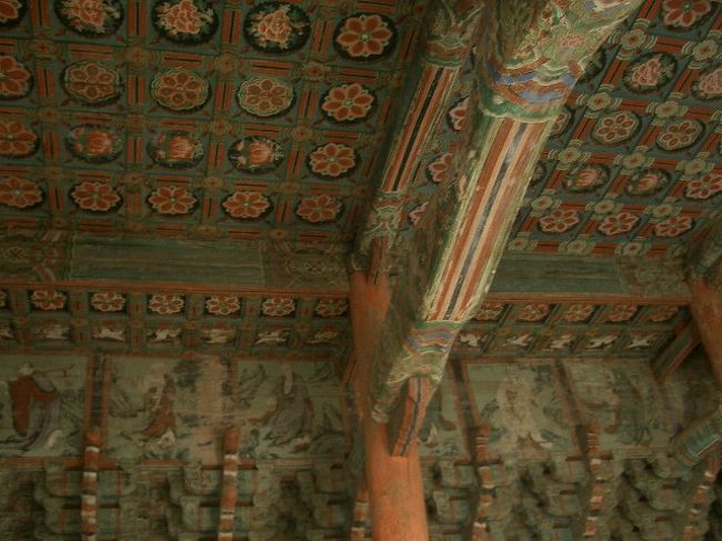 ソウルのお寺のように、塗り直しはしてないみたいですね。<br />色落ちした、しぶ〜い風合い。<br />