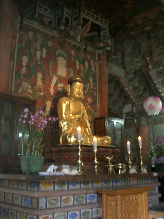 こうやってみると、ホントそっくり。<br />奈良・京都の写真、といっても通じてしまいそう。<br /><br />趣くままにシャッターを押していると、掃除のおばさんに怒られました。<br />内部撮影禁止だそうです。<br />スイマセン〜。