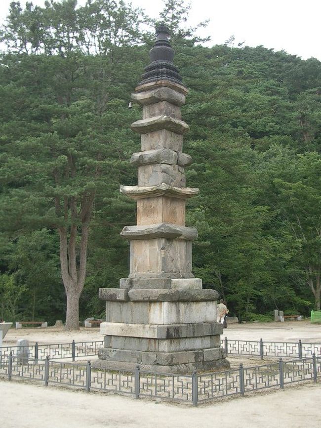 みなさんもご注意を。<br /><br />境内の石塔。<br />こーいうのも仏国寺にあったな。<br />五重塔みたいな感じ？