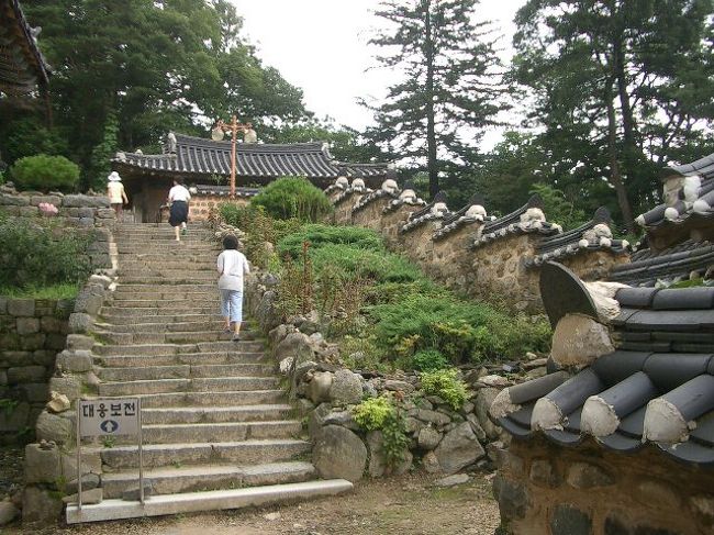 寺のうえには、まだお堂が建っています。<br />階段をのぼると・・。