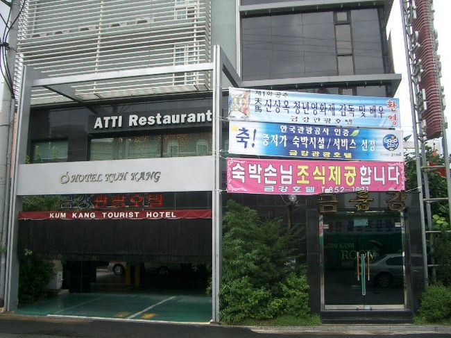 ラブホっぽいホテルを眺めていると、２階がレストランなのに気がつきます。<br />ちょうどいいじゃん。<br /><br />左脇の階段をのぼると、明るく清潔な店内。<br />あ。<br />なんか、ちゃんとしたホテルかも。<br />外観がアヤシイだけで。<br />英語メニューをもらい、フレンチのコースを頼みます。