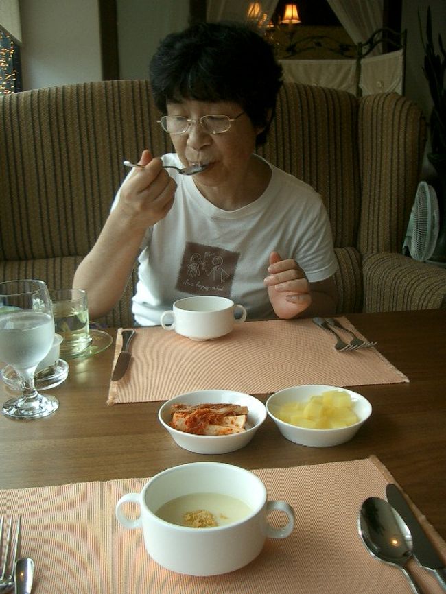 コースなので、まずはスープ。<br />コーン・ポタージュ好き。<br />引っ張りまわされて疲れたお母さんが、ホッとしたようにスープをすすった、・・・その時！！<br /><br />やっぱりでました！<br />当然のように。<br />キムチ〜っ！！<br />あんど、なぜかタクワン〜。<br /><br />「フレンチのコースなのでは・・・？」<br /><br />どうしても、出さないといけないんですかね？？<br />気になった２点目は、メイン。<br />大皿に、揚げ物ばかり三品も！<br />エビフライ、メンチカツ、カツ。<br />しかも、ビックサイズ。<br />濃いっ！濃いぞ！韓流フレンチ！！<br /><br />フレンチっぽくタルタルソースにしてありましたが、そんなことではごまかせんぞっ！<br />ブルドックソース、持ってきて〜。<br /><br />・・やっぱり、怪しいホテルかも・・。<br /><br /><br /><br />