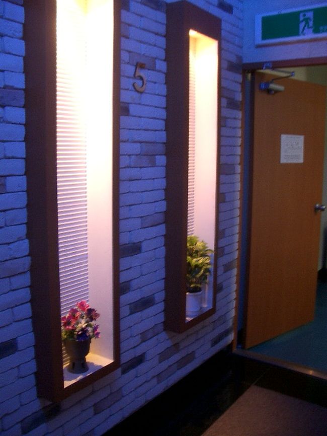 １８時になり、チェックインもできるという事で、預けてあったトランクを受け取り、小さなエレベーターで階へあがると・・。<br /><br />なに・・・？<br />この照明。