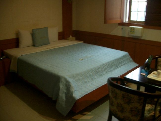 ダブルなんですけどー！<br />ベッド、ダブルなんですけどー！！<br /><br />「ツインはありません。ダブルのみになります」って言ってたのは、こういうことかー！