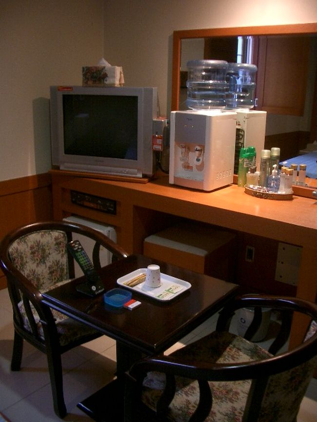 部屋中、あっちゃこっちゃ鏡張り。<br />天上もだ！<br />