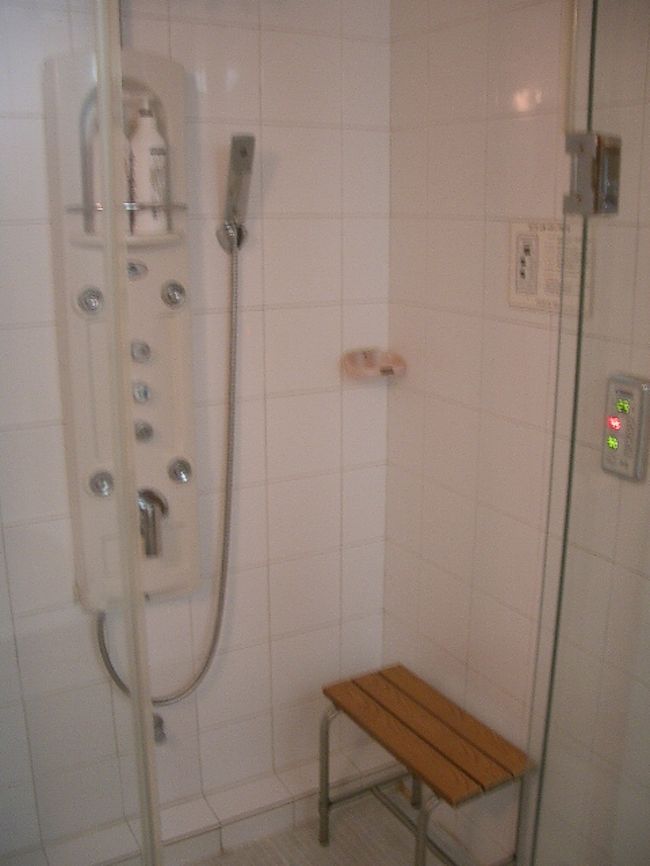 ヘンに多機能なシャワールーム。<br />（けっこう楽しい）