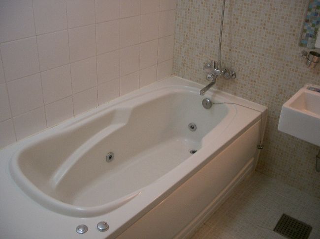 やけに大きなバスタブ。<br /><br />こういった施設のご利用回数の多い、お友達の話によりますと、<br />「どちらともいえないホテルの見分け方は、アメニティー・コンドームの有無」<br />だそうで。<br />ホテルから渡された、使い捨てのアメニティーをあさってみるとー。<br /><br />あったよ・・・コンドーム。<br />やっぱり、このホテルって・・・。