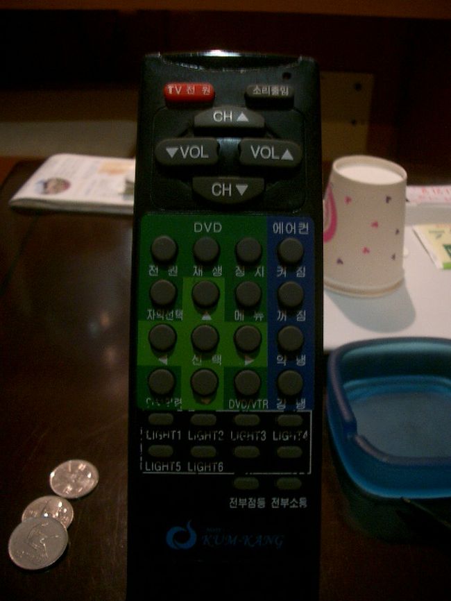 気を取り直して、設備をチェック。<br /><br />コレ！<br />テレビもエアコンも、ひとつになってるリモコンです！<br />最初、コレがエアコンの調節もできることが分からなくて、「エアコンがあるのにリモコンがない〜！！なんて宿だ」と文句を言ってフロントの人を呼びつけた母子ですが、使い方がわかると途端におとなしくなります。<br /><br />まてよ。<br />この複合リモコンのどこかをいじると、ベッドがまわりだしたりすんのかな？←妄想<br /><br />多少アヤシクても、設備はいいホテルです。<br /><br />落ち着いたし、慶州のときのように夜の散歩でも、といきたいところですが、暗くなるにつれて雨は本降りに。<br />河原で映画祭も準備されていましたが、この雨じゃ車じゃないとムリそう。<br /><br />おとなしく就寝。<br />