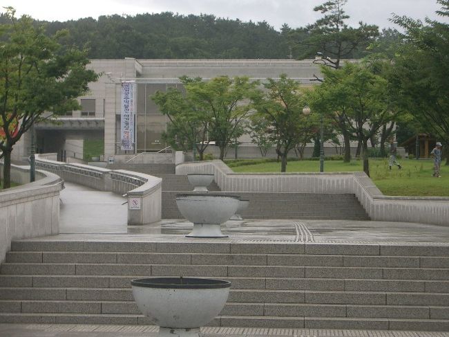 翌朝。<br /><br />いまにも降りだしそうなお天気。<br />夏なのになあ〜。<br />湿度はありますが、気温もそんな高くないし。<br />去年とは大違い。<br /><br />はやめにチェックアウトし、荷物だけ預かってもらい、いざ国立広州博物館へ！！