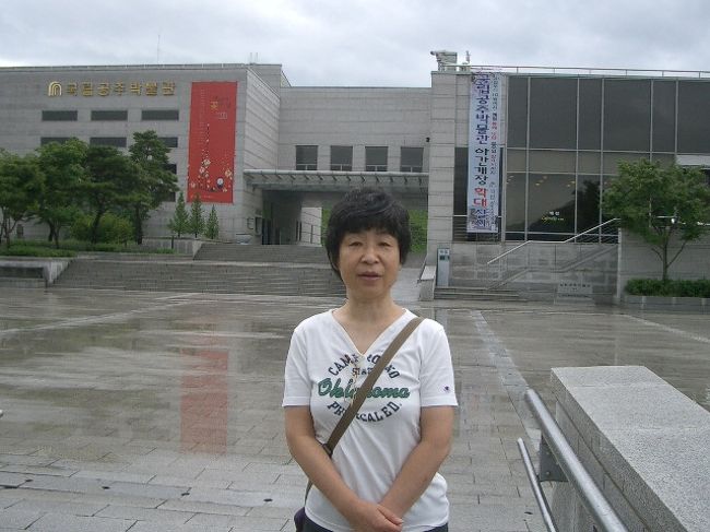 宋山里古墳群模型館のさらに先。<br />新市街からタクシーで、１２〜１３分。<br />到着したとたんに、雨がポツポツおちてきます。<br /><br />いちおう、記念に１枚。<br />お母さん、くち開いてる。