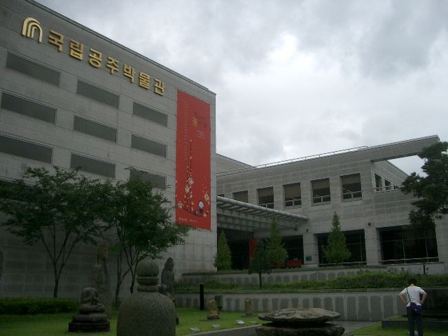 アフリカに発生した人類は、右往左往しながら移動して、やがて日本列島にも至るわけですが。<br /><br />日本に定住したいくつかのグループのなかには、ＤＮＡを調べると、朝鮮半島からは渡って来た人たちが、一定の割合でいます。<br /><br />一回でわっと来たわけじゃなくて、<br />?陸地がつながっていたとき歩いてきた<br />?交易や開拓など、なんらかの事情で渡ってきた<br />?技術者として招かれた<br />?秀吉の侵略の時代、拉致された<br />?日本による植民地経営で強制的につれてこられた<br />などなど。<br /><br />食習慣についても、箸や匙（スプーン）は朝鮮半島からもたらされており、このうち匙は日本ではメジャーにはならず、いつのまにか消えてしまいましたが、古い文献には匙の記載があります。<br /><br />お箸を「日本独自の文化だ。日本すばらし〜」と陶酔している友人もいますが、渡来の習慣であることは文献でもあきらかなうえ、アジア地域を歩けばめずらしくもありません。<br />箸と匙がセットなのが本来の姿であれば、古い文化を長く守ったのは朝鮮半島であるといえます。<br /><br />便利なものは、伝播します。<br />アジアだけでなく、欧米圏でも箸を使える人はいます。<br />わたしの方が、持ちかた間違ってるし(笑)。<br /><br /><br />