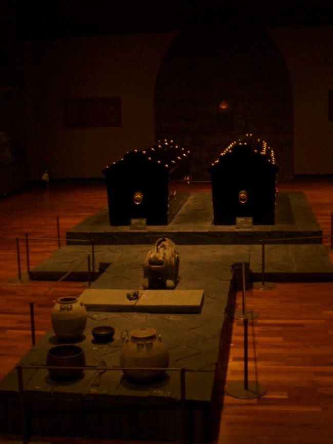 王様が眠っていた、棺や埋葬品などは、本当に残骸っていうかんじで、もとの姿が想像しにくいのですが、こちらでも復元模型があって、わかりやすい。