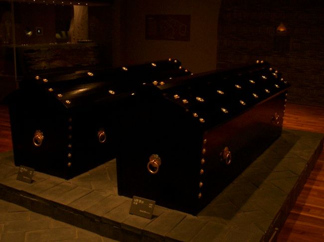 まあ、副葬品は昨日もレプリカで見ているので、ワタクシはサクサク行くのですが､お母さんはひとつひとつ、じぃ〜っくりと見てまわります。<br />展示品に穴開いちゃうよ（笑）。<br /><br /><br /><br /><br />