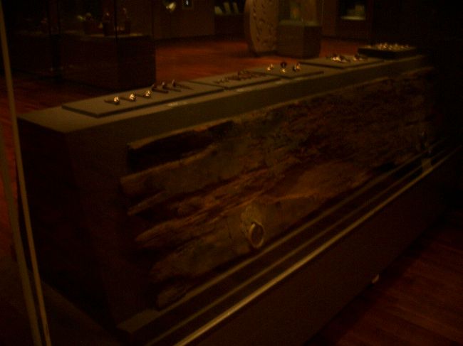 この百済とは仲良しの倭国。<br />しかし、「白村江の戦い」（くわしくは『アジアの潮流?』にて）で百済に味方したため、新羅との関係は悪化します。<br />航海技術に優れた新羅に、倭国は中国へ朝貢渡航でお世話になっていたため、協力してもらいにくくなり、中国行くのにひと苦労したそうですが。<br /><br />今も昔も外交というのは、うまくつきあって相互利益をはかろうとするグループと、敵対することで利益を得ようとするグループとの、ぶつかりあいだなアと感じます。<br /><br />でも庶民にとっては、韓国や北朝鮮の国境で分断され生き別れになる家族がいたり、国同士のはかりごとに巻き込まれて拉致されちゃう人がいたりと、敵対関係で良いコトなんてひとつもありません。<br /><br />朝鮮半島と日本の関係でも、秀吉の朝鮮侵略ののち、江戸時代にはいり、江戸幕府による朝鮮王朝との関係修復の過程は、あきれるような大胆なトリックも含めていろんな人が苦心して時間をかけて改善していった、という歴史の掘りおこしを、こないだＮＨＫ教育の特集でやってて、驚きました。<br /><br />「コレ、ニセモノの手紙じゃないの？」と疑いつつ、連れ去られた人たちの帰還の道をさぐるために、国交回復した朝鮮王朝のエピソードなんかは、したたかですごい。<br /><br />こーいうのドラマにしたら面白いかも。<br />