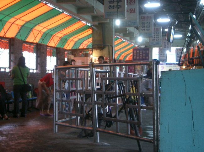 バスは郊外を抜け、いくつかの市内を走りすぎて行きます。<br /><br />やがて、雨足が強まってきたころ、バスは小さな建物へすべり込みます。<br /><br />扶余に到着！