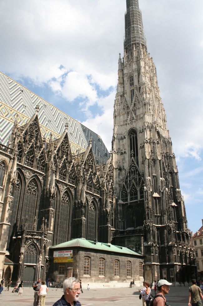 シュテファン寺院。馬車でウィーンを散策するも良しです。この辺りは大道芸の方々がパフォーマンスしています。
