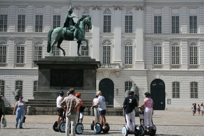 セグウェイツアー。楽しそうですが、メタボリックな方には歩きをお勧めしたい...。