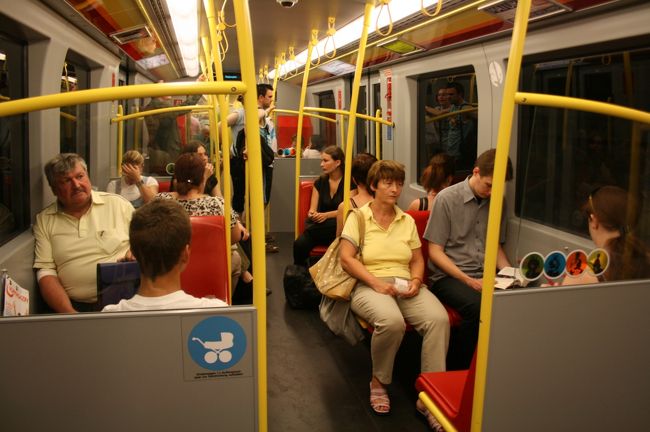 地下鉄もオシャレなカラー。